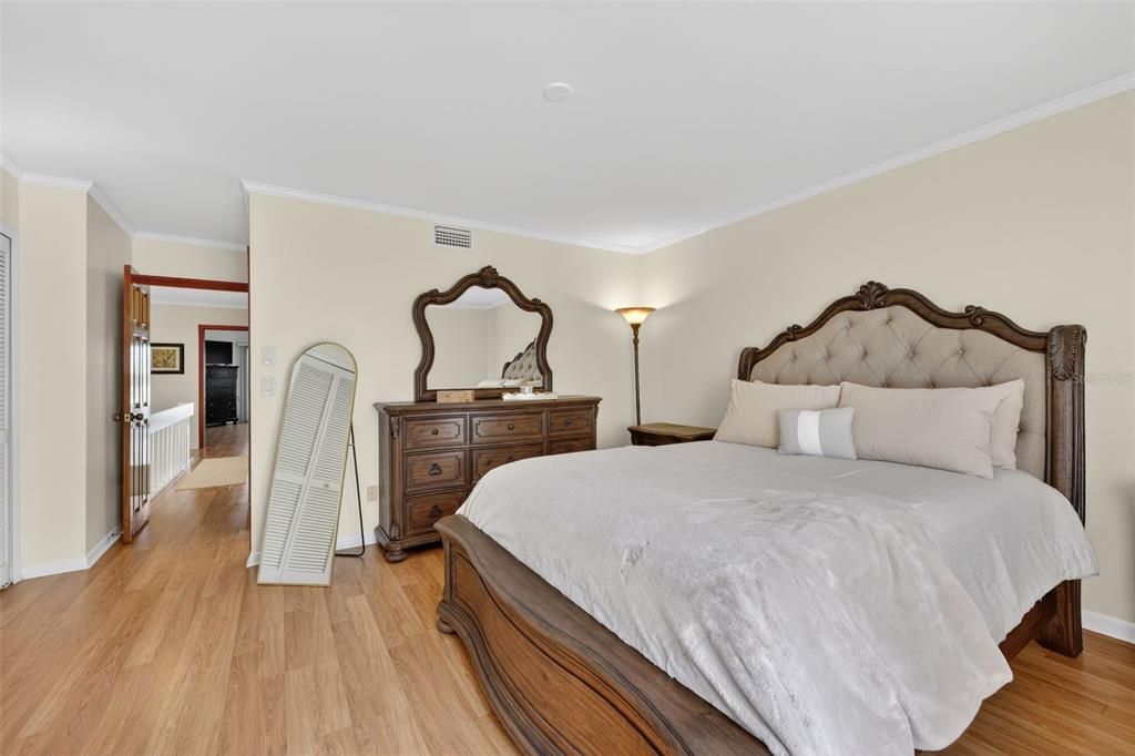 En Venta: $925,000 (3 camas, 3 baños, 1930 Pies cuadrados)