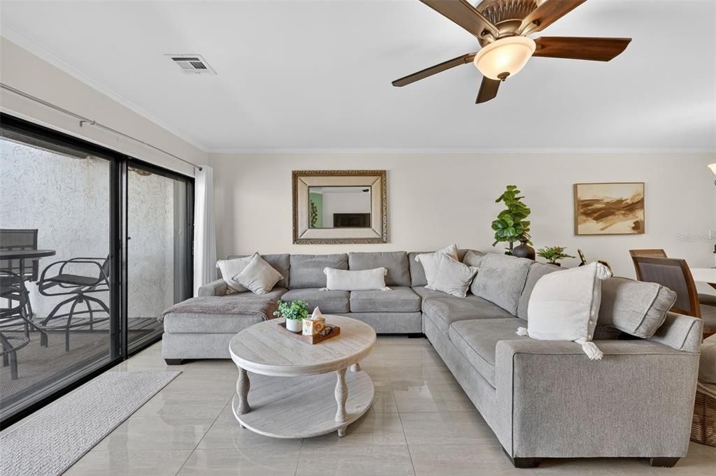 En Venta: $925,000 (3 camas, 3 baños, 1930 Pies cuadrados)