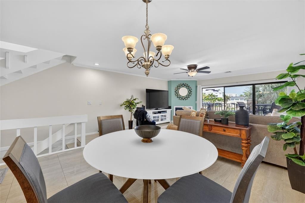 En Venta: $925,000 (3 camas, 3 baños, 1930 Pies cuadrados)