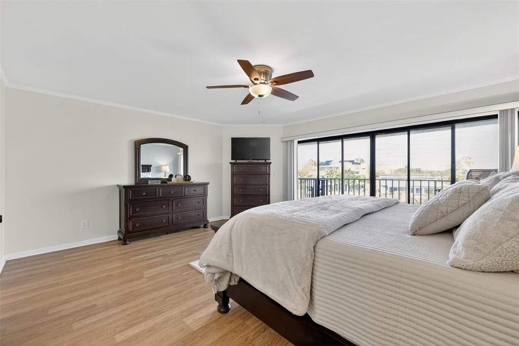 En Venta: $925,000 (3 camas, 3 baños, 1930 Pies cuadrados)