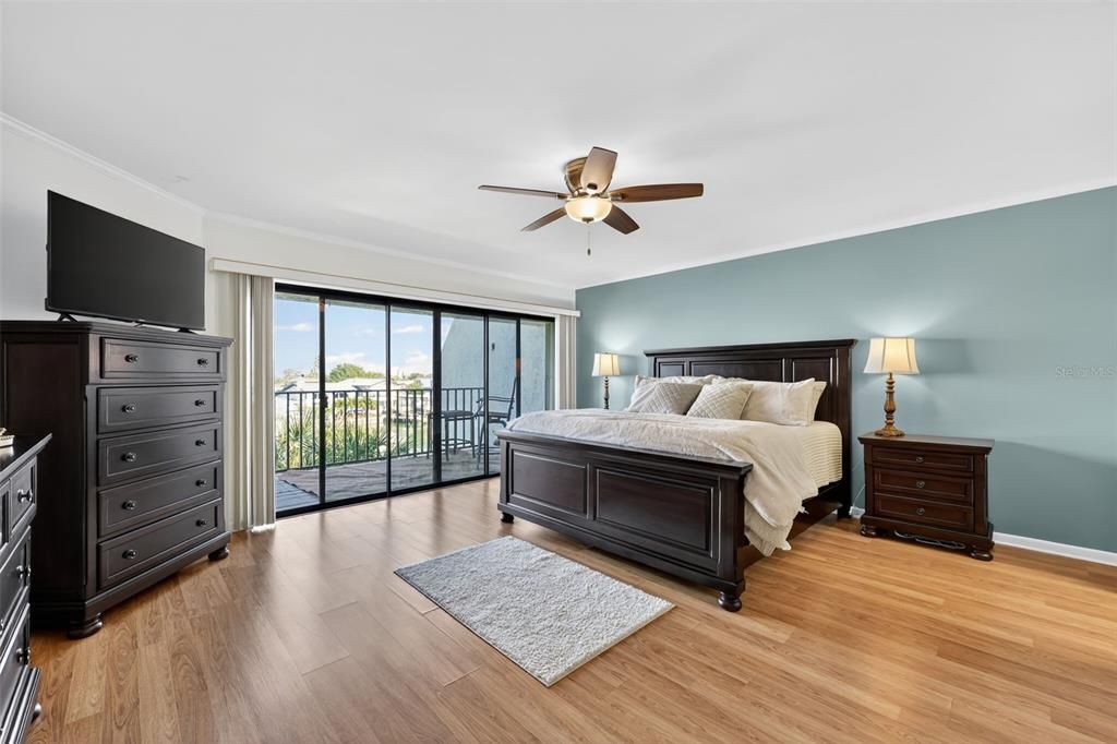 En Venta: $925,000 (3 camas, 3 baños, 1930 Pies cuadrados)