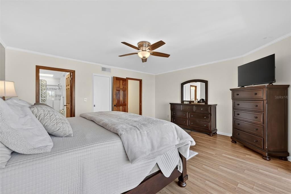 En Venta: $925,000 (3 camas, 3 baños, 1930 Pies cuadrados)