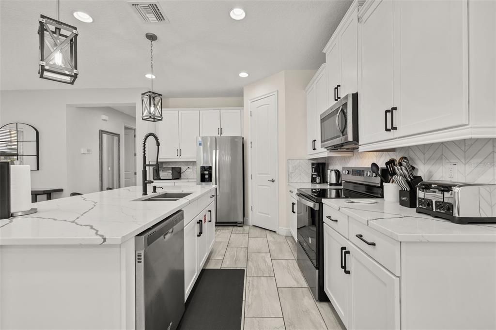 For Sale: $640,000 (5 beds, 4 baths, 2574 Square Feet)