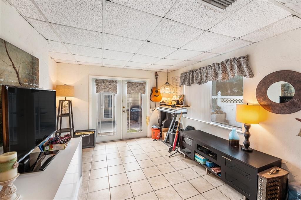 For Sale: $325,000 (3 beds, 1 baths, 1172 Square Feet)