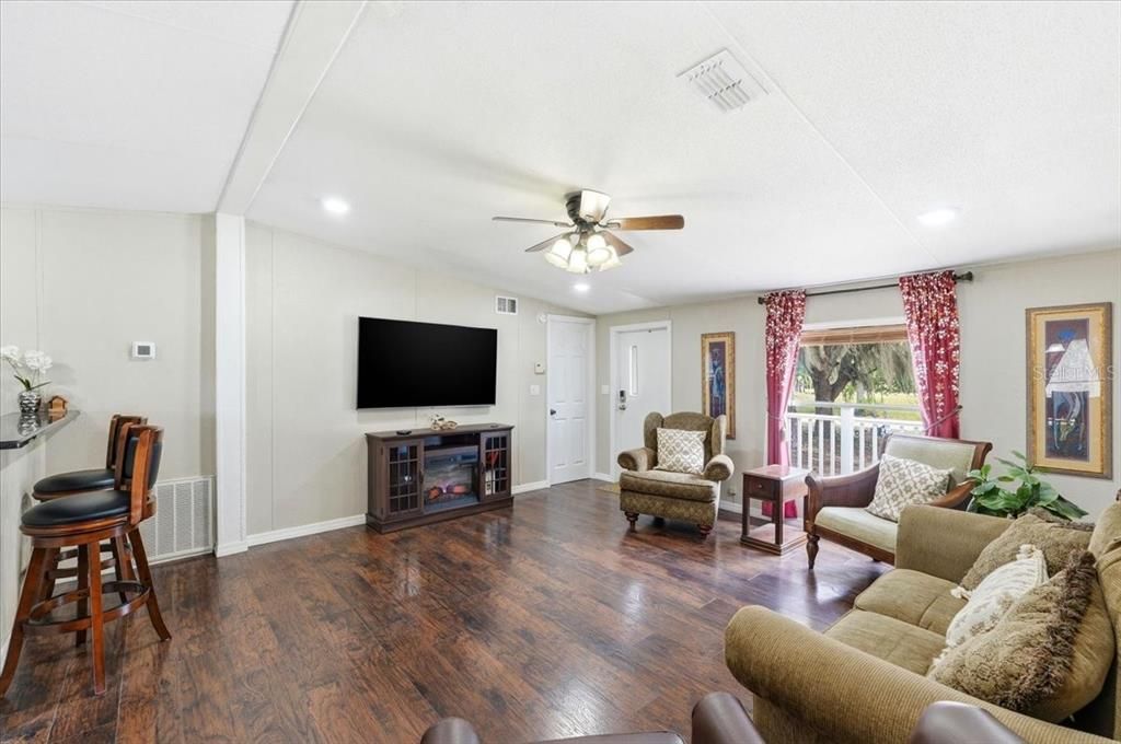 For Sale: $239,000 (3 beds, 3 baths, 1600 Square Feet)