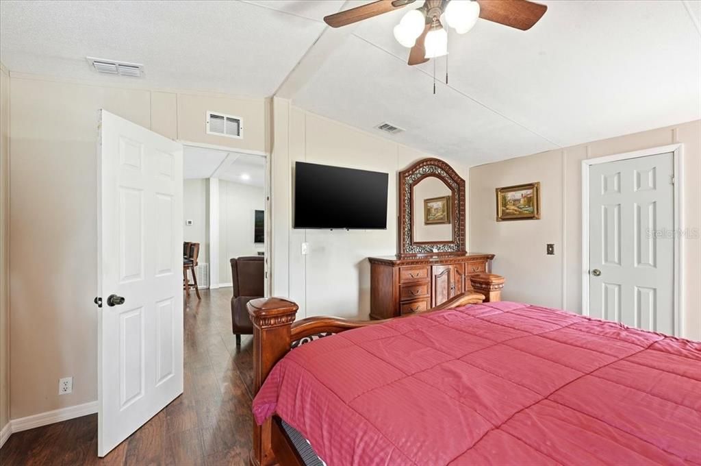 For Sale: $239,000 (3 beds, 3 baths, 1600 Square Feet)