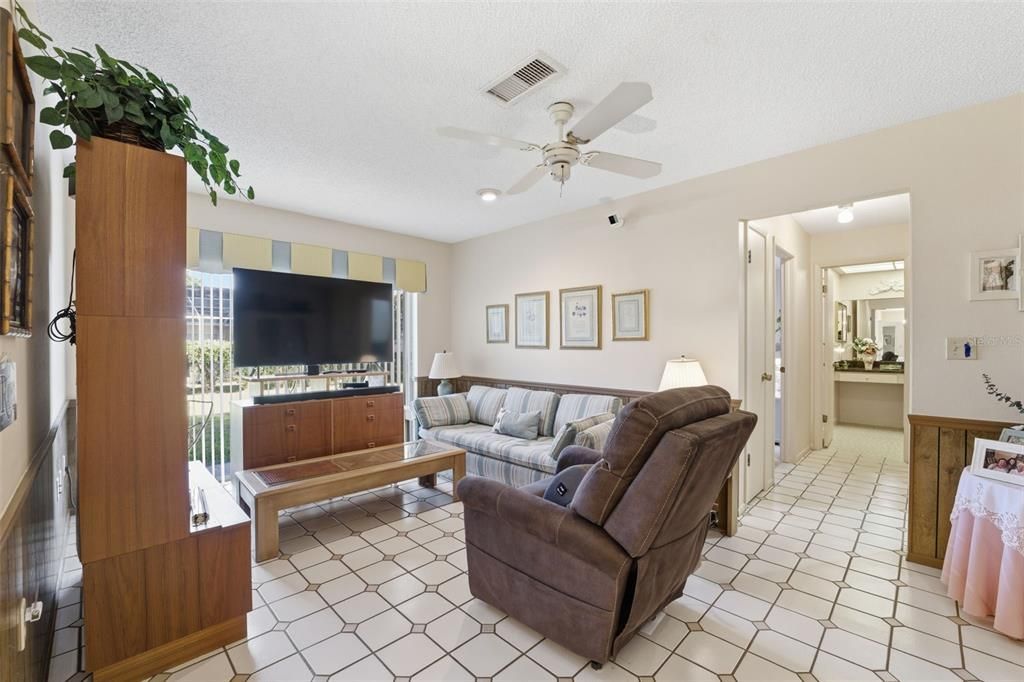 For Sale: $250,000 (2 beds, 2 baths, 1615 Square Feet)