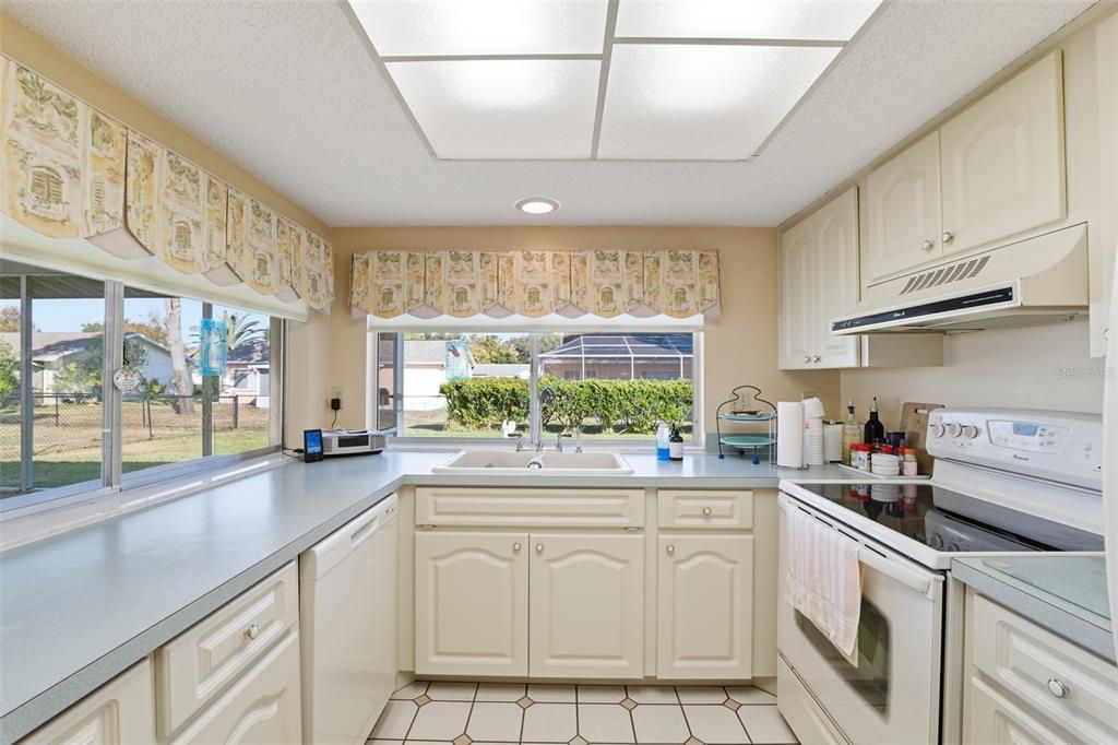 For Sale: $250,000 (2 beds, 2 baths, 1615 Square Feet)