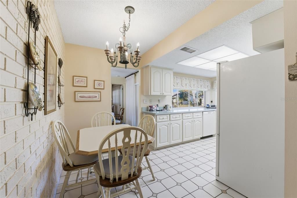 For Sale: $250,000 (2 beds, 2 baths, 1615 Square Feet)