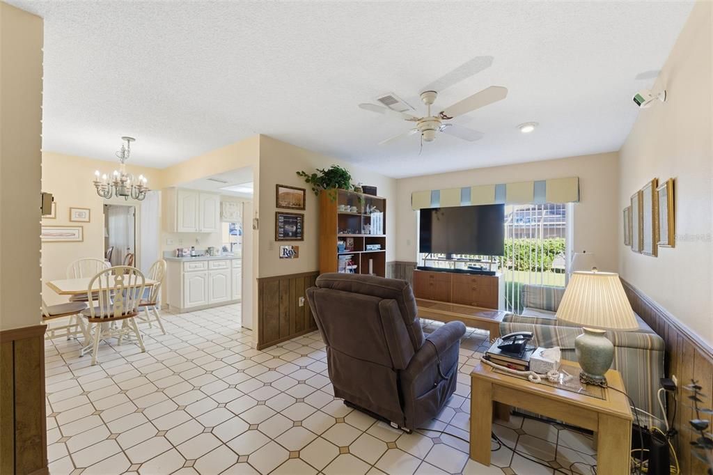 For Sale: $250,000 (2 beds, 2 baths, 1615 Square Feet)