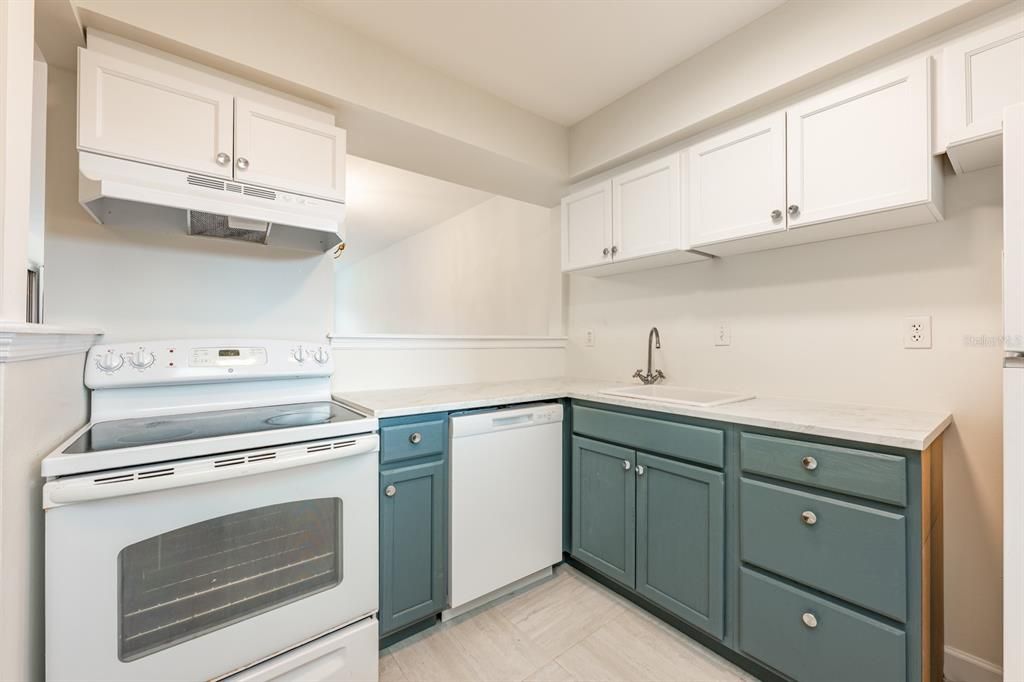 For Sale: $95,000 (1 beds, 1 baths, 672 Square Feet)