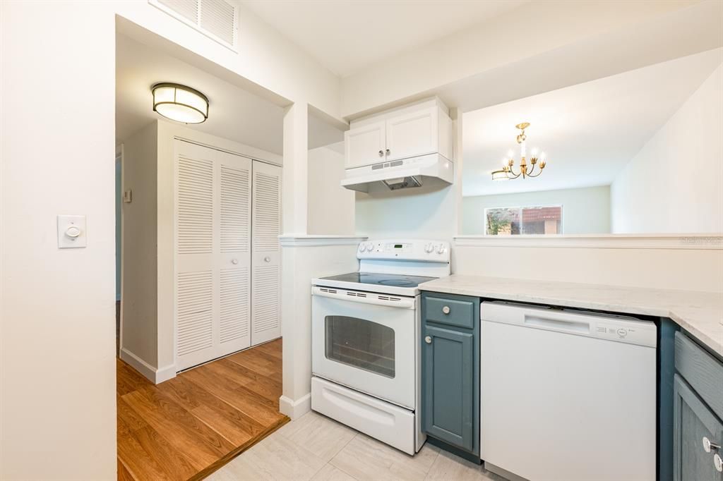 For Sale: $95,000 (1 beds, 1 baths, 672 Square Feet)