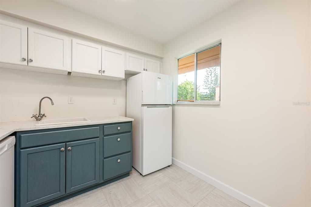 For Sale: $95,000 (1 beds, 1 baths, 672 Square Feet)