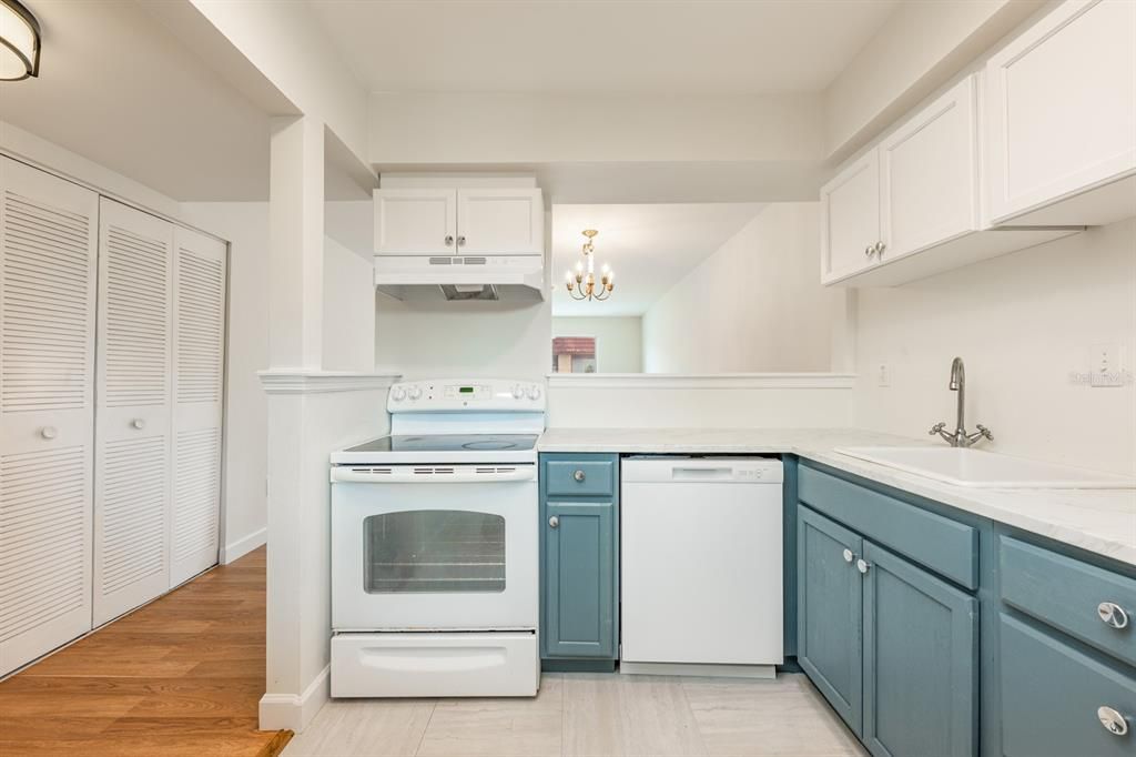 For Sale: $95,000 (1 beds, 1 baths, 672 Square Feet)