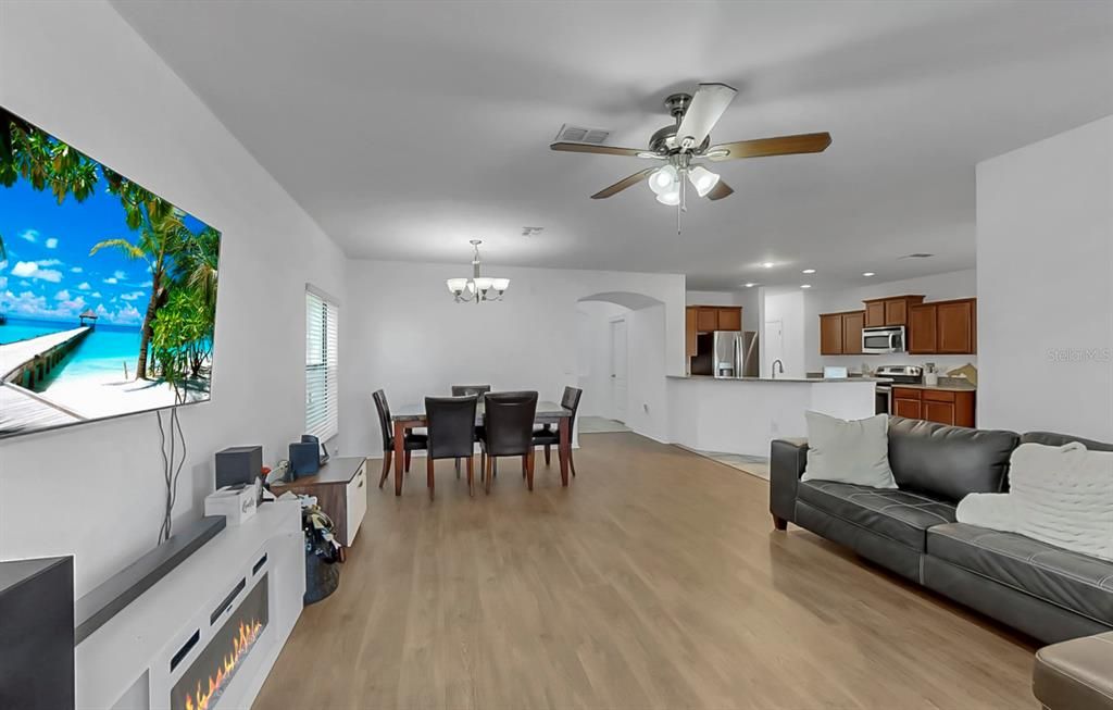 For Sale: $365,000 (3 beds, 2 baths, 1936 Square Feet)