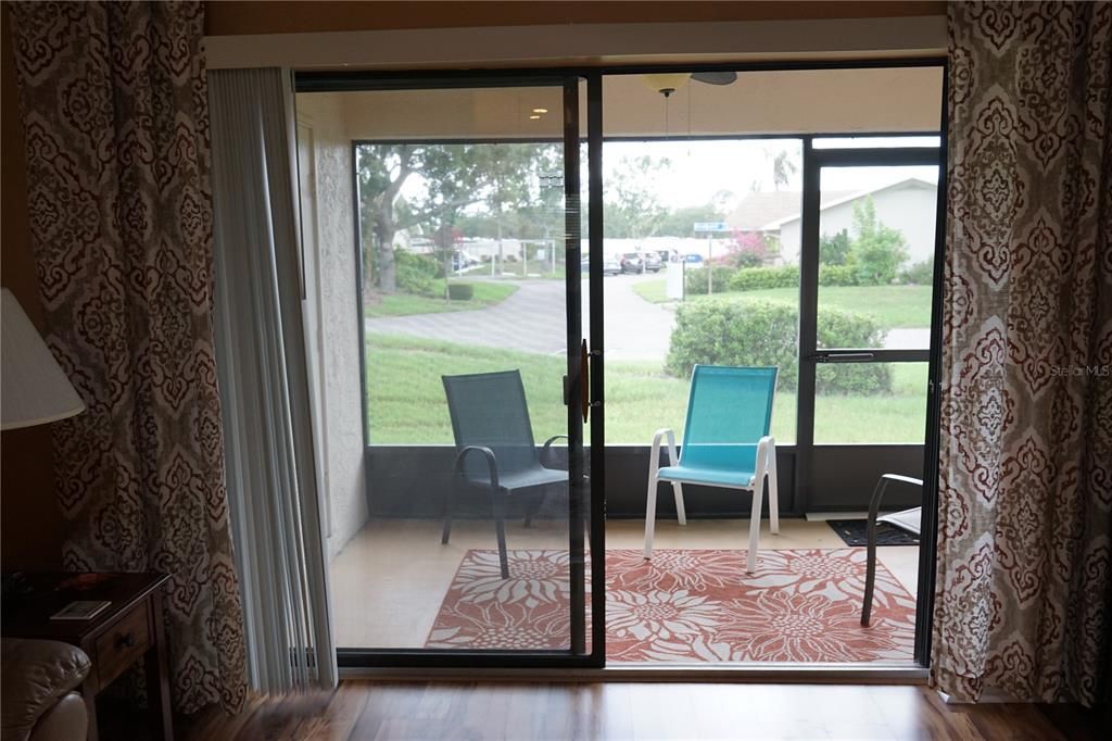 For Sale: $159,900 (2 beds, 2 baths, 1073 Square Feet)