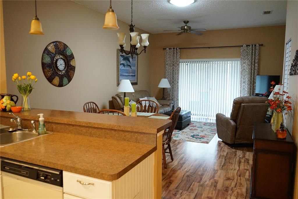 For Sale: $159,900 (2 beds, 2 baths, 1073 Square Feet)