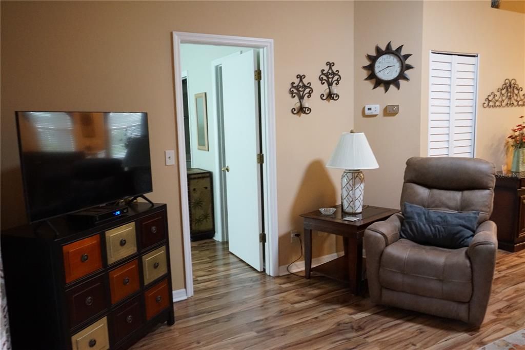 For Sale: $159,900 (2 beds, 2 baths, 1073 Square Feet)