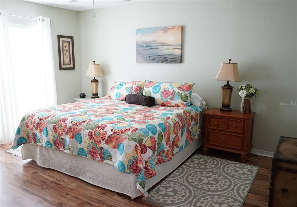 For Sale: $159,900 (2 beds, 2 baths, 1073 Square Feet)