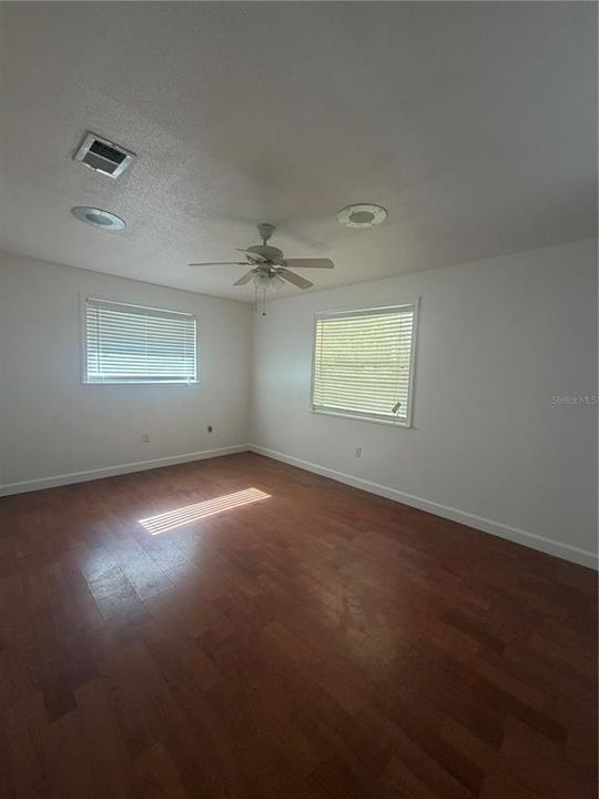 For Rent: $2,700 (4 beds, 2 baths, 1940 Square Feet)