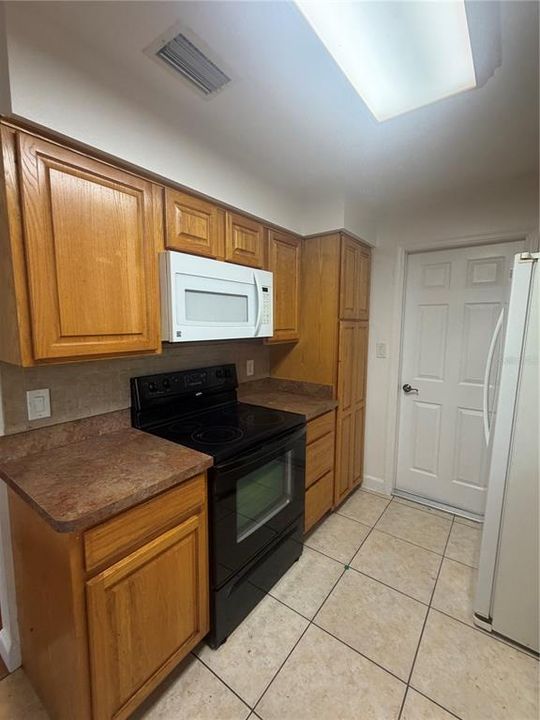 For Rent: $2,700 (4 beds, 2 baths, 1940 Square Feet)