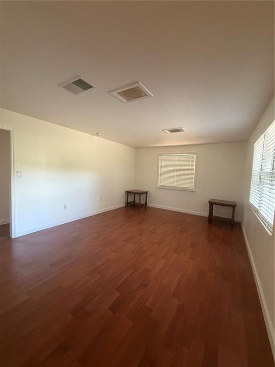 For Rent: $2,700 (4 beds, 2 baths, 1940 Square Feet)