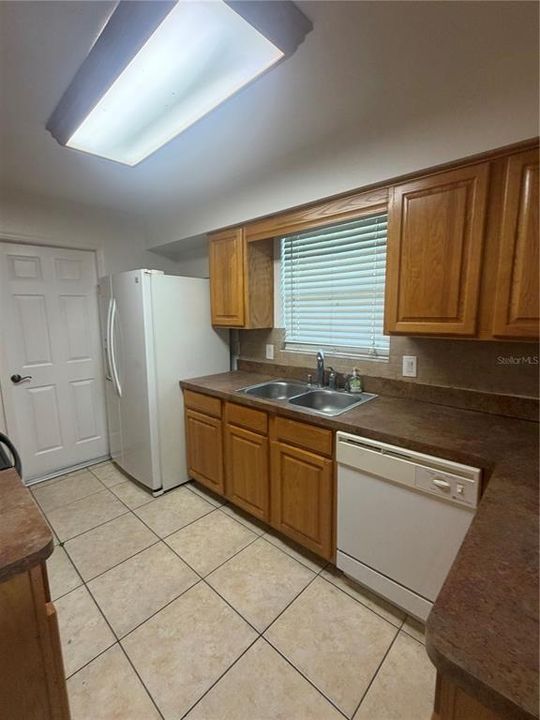 For Rent: $2,700 (4 beds, 2 baths, 1940 Square Feet)