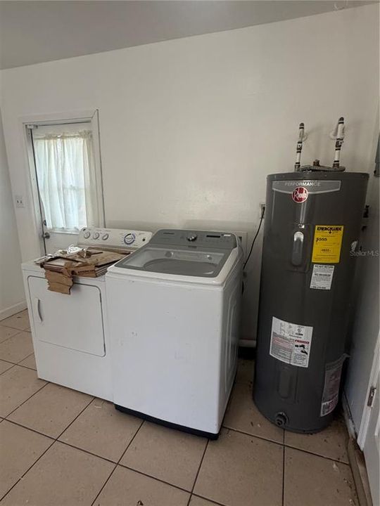 For Rent: $2,700 (4 beds, 2 baths, 1940 Square Feet)