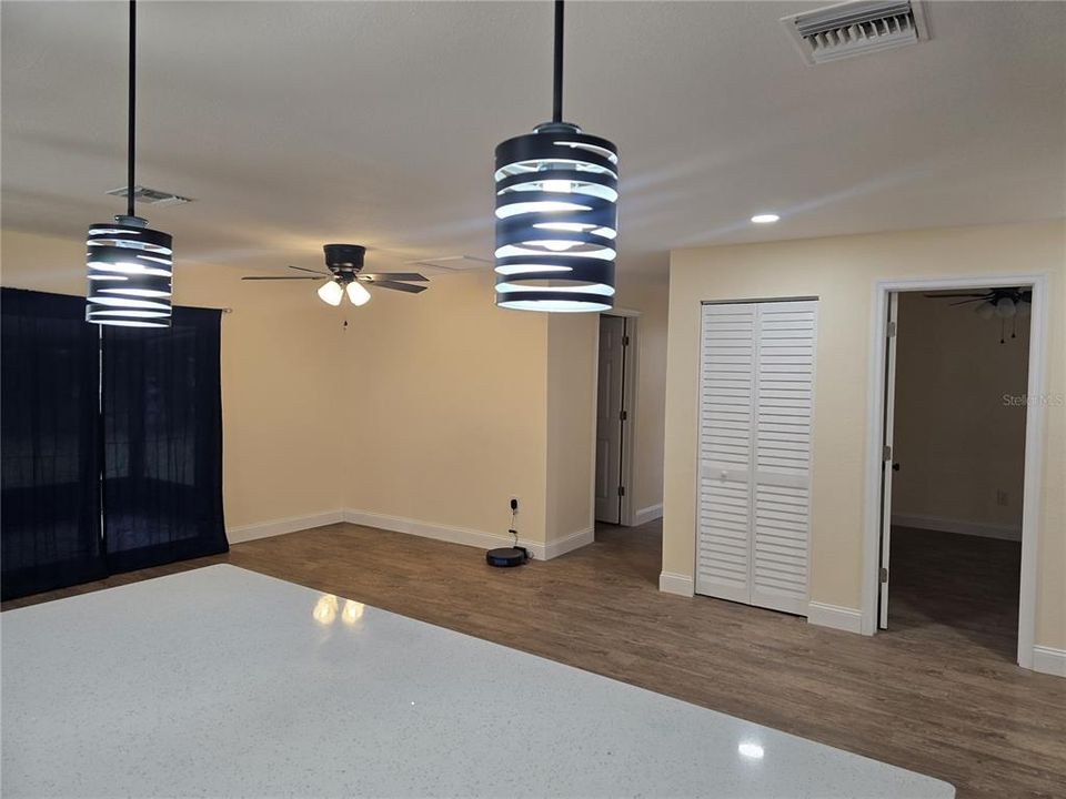 На продажу: $350,000 (4 спален, 2 ванн, 1760 Квадратных фут)