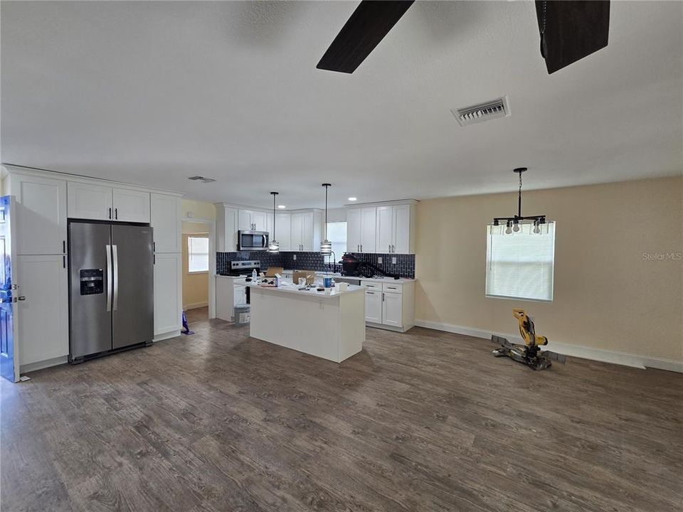 На продажу: $350,000 (4 спален, 2 ванн, 1760 Квадратных фут)