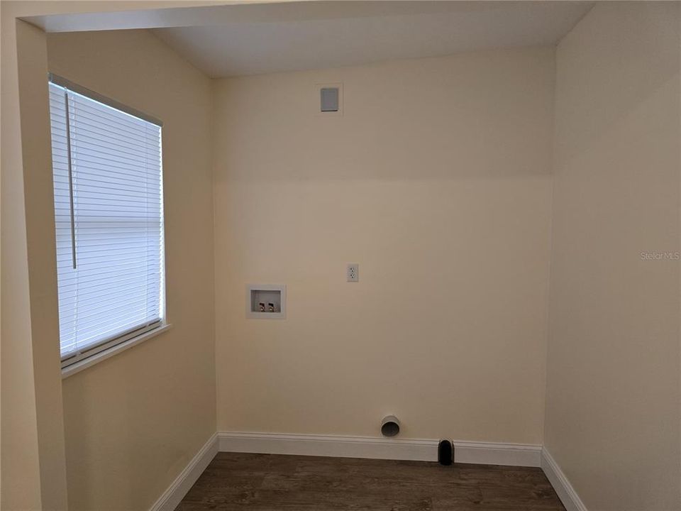 На продажу: $350,000 (4 спален, 2 ванн, 1760 Квадратных фут)