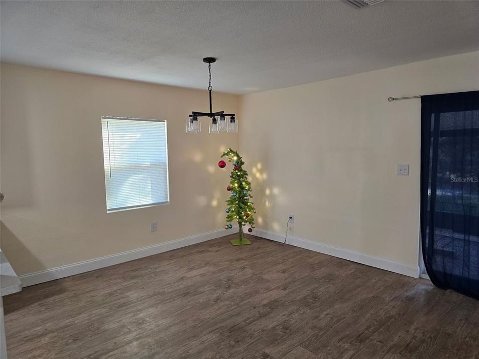 На продажу: $350,000 (4 спален, 2 ванн, 1760 Квадратных фут)