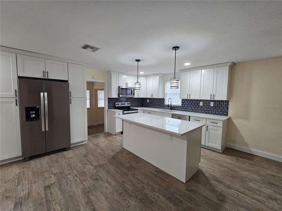 На продажу: $350,000 (4 спален, 2 ванн, 1760 Квадратных фут)