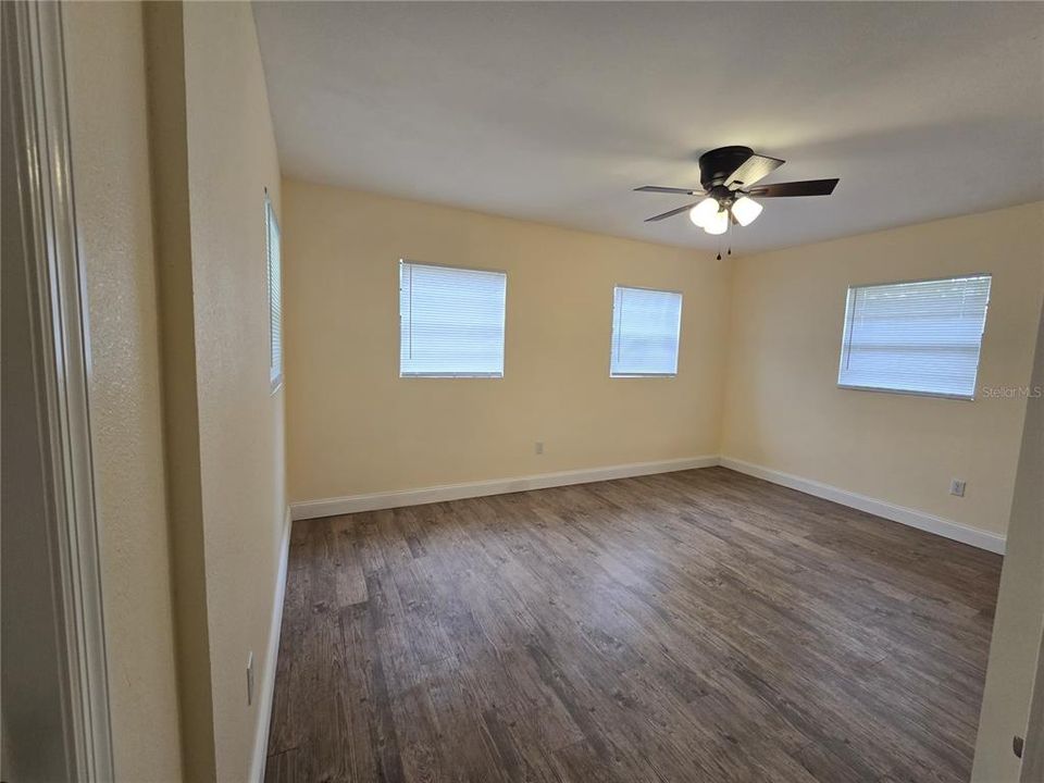 На продажу: $350,000 (4 спален, 2 ванн, 1760 Квадратных фут)