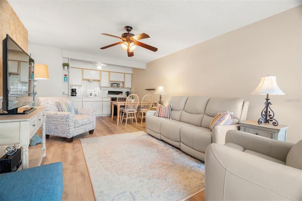 For Sale: $134,999 (2 beds, 1 baths, 825 Square Feet)