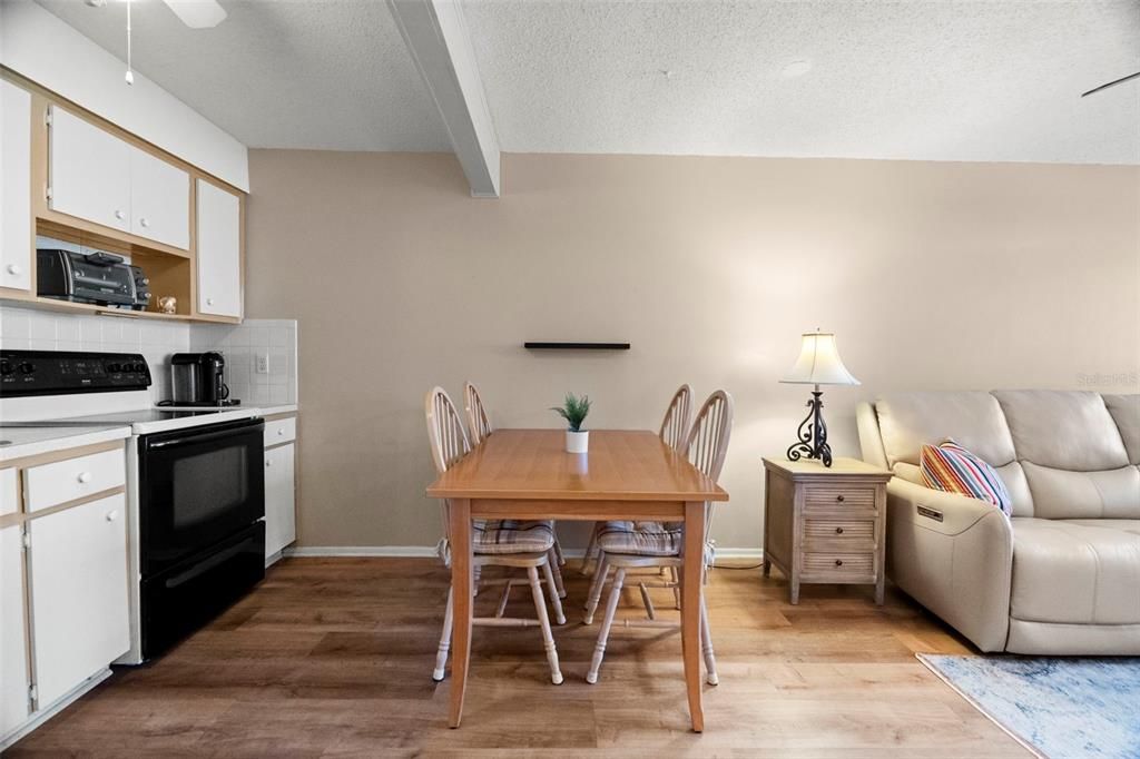 For Sale: $134,999 (2 beds, 1 baths, 825 Square Feet)