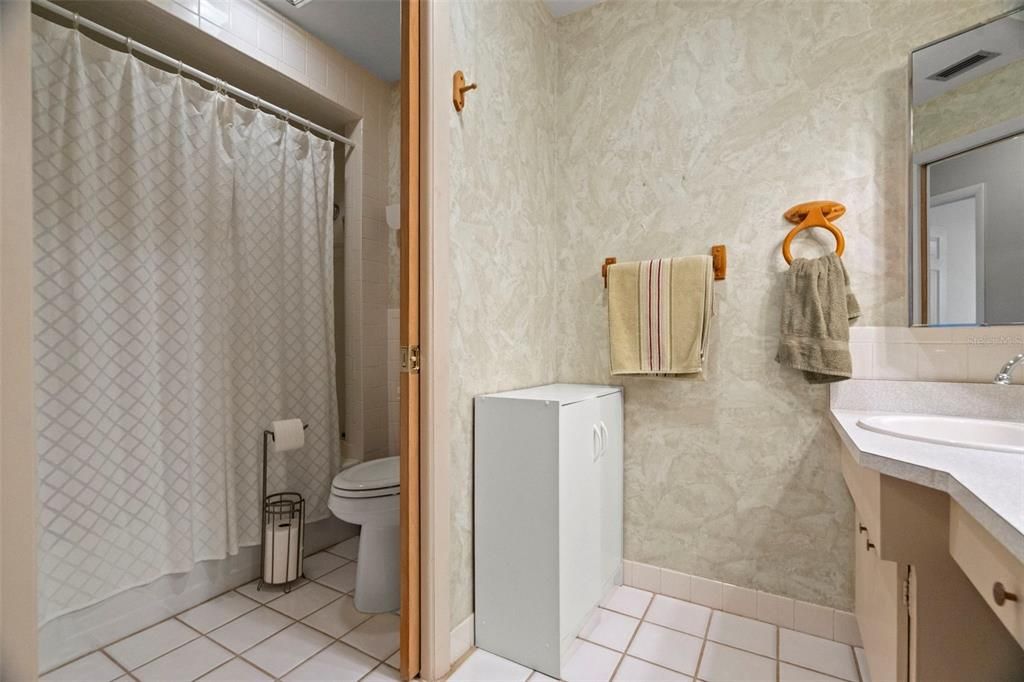 For Sale: $134,999 (2 beds, 1 baths, 825 Square Feet)