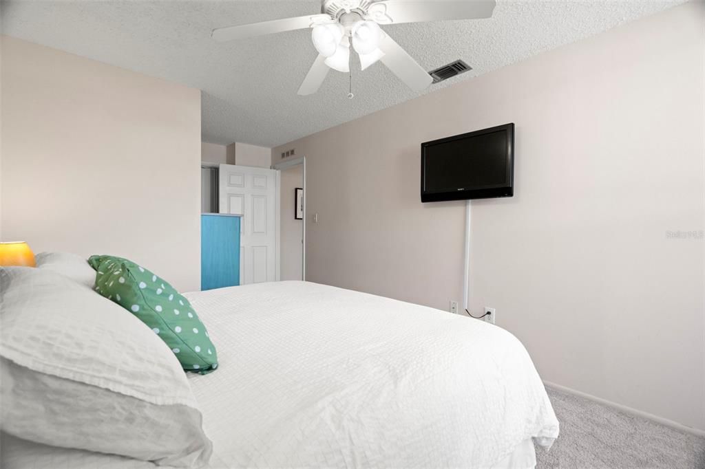 For Sale: $134,999 (2 beds, 1 baths, 825 Square Feet)