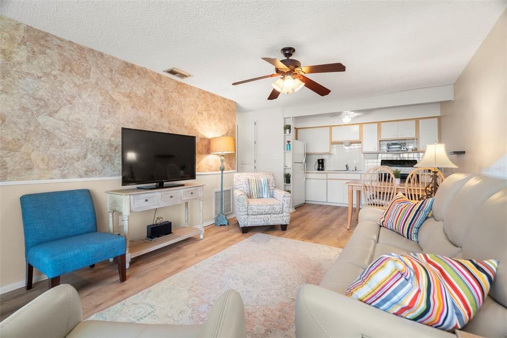 For Sale: $134,999 (2 beds, 1 baths, 825 Square Feet)