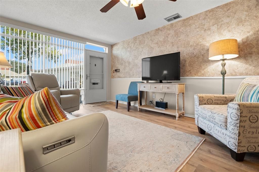 For Sale: $134,999 (2 beds, 1 baths, 825 Square Feet)