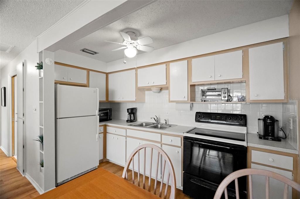 For Sale: $134,999 (2 beds, 1 baths, 825 Square Feet)
