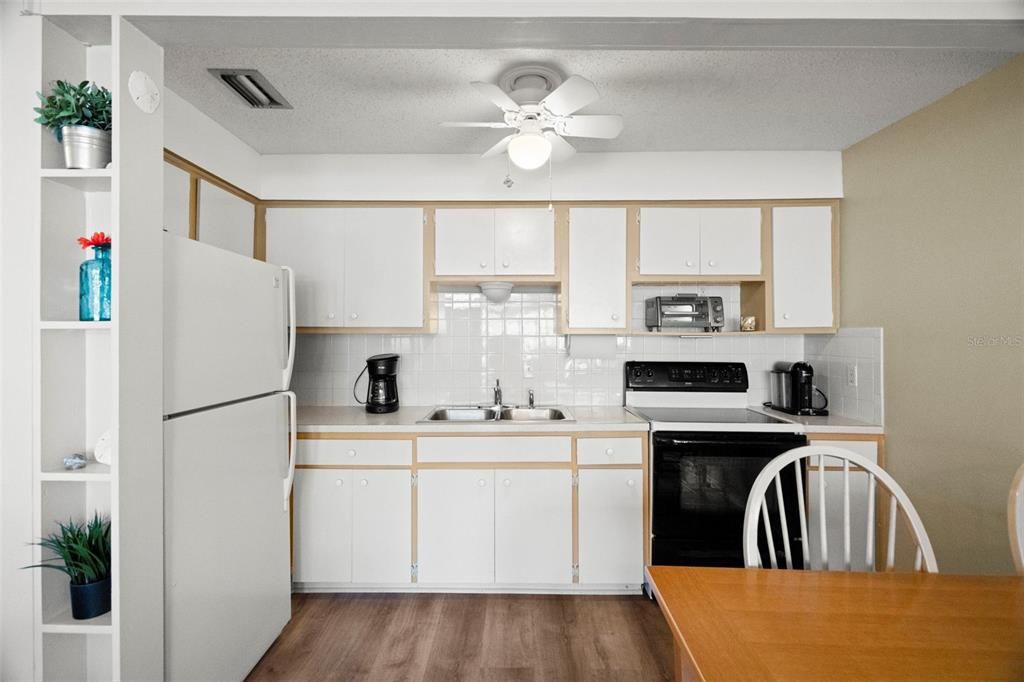 For Sale: $134,999 (2 beds, 1 baths, 825 Square Feet)