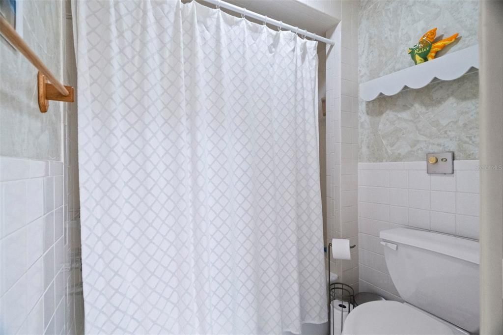 For Sale: $134,999 (2 beds, 1 baths, 825 Square Feet)