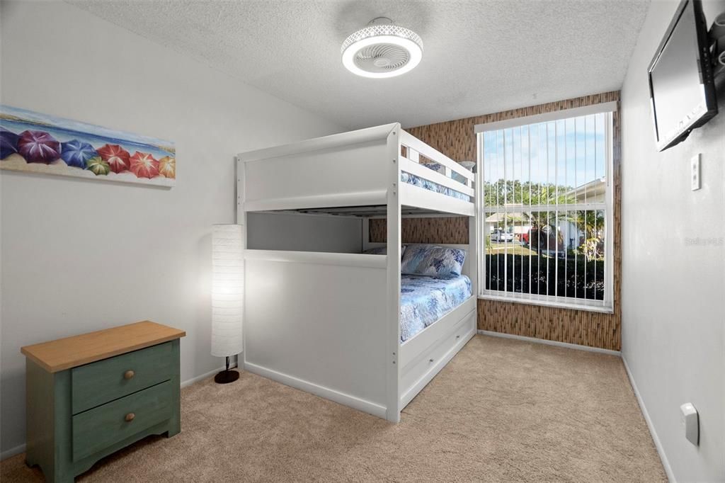 For Sale: $134,999 (2 beds, 1 baths, 825 Square Feet)