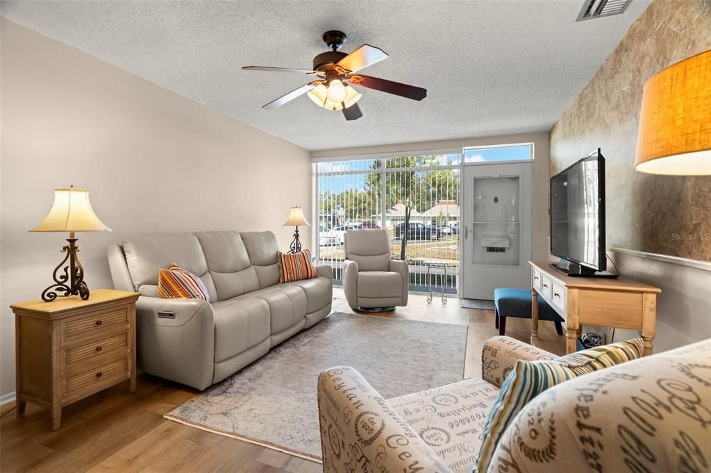 For Sale: $134,999 (2 beds, 1 baths, 825 Square Feet)