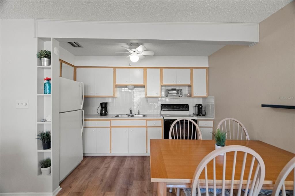 For Sale: $134,999 (2 beds, 1 baths, 825 Square Feet)