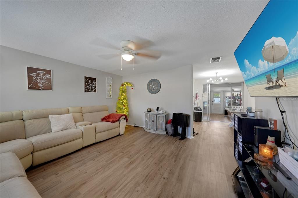 For Sale: $217,500 (2 beds, 2 baths, 1165 Square Feet)