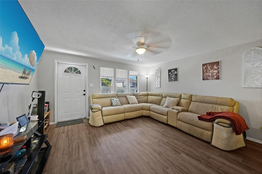 For Sale: $217,500 (2 beds, 2 baths, 1165 Square Feet)