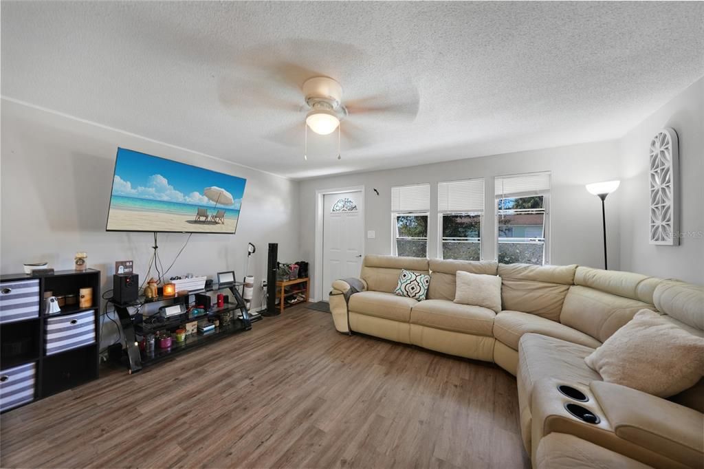 For Sale: $217,500 (2 beds, 2 baths, 1165 Square Feet)