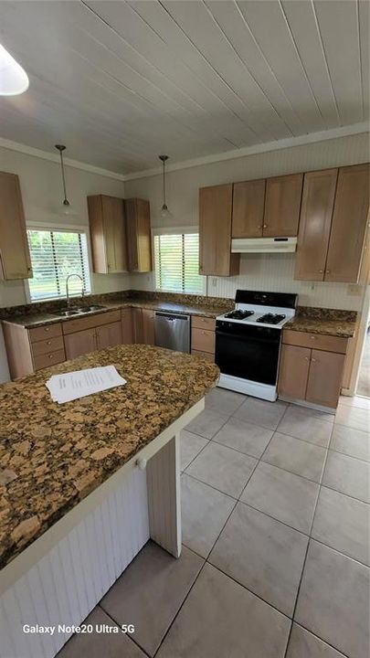 For Rent: $2,000 (3 beds, 2 baths, 1557 Square Feet)